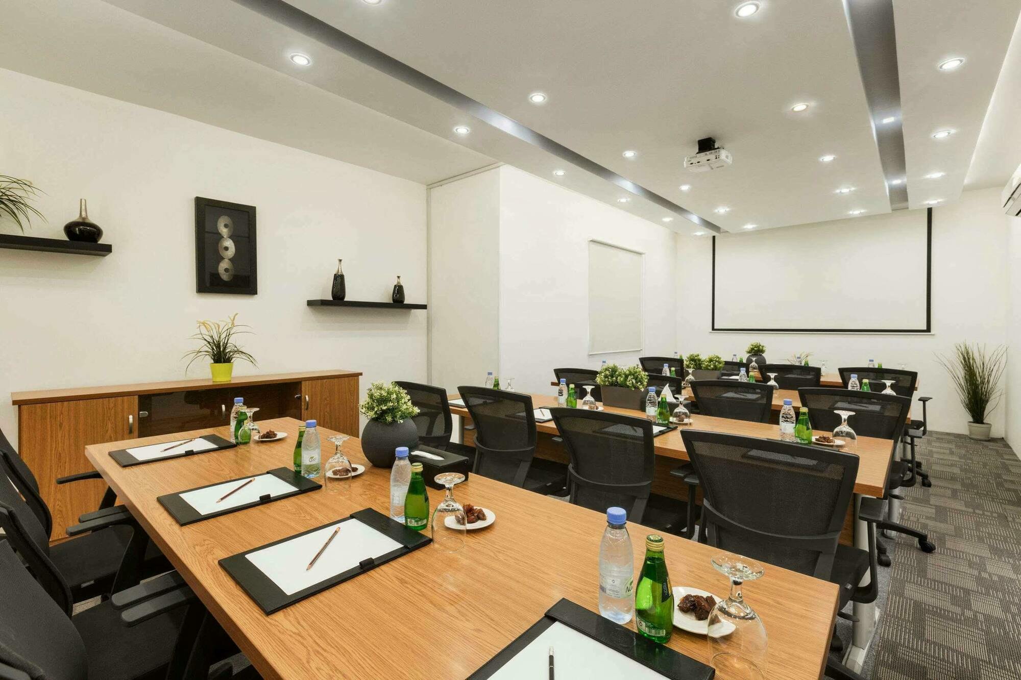 Super 8 Hotel Al Riyadh By Wyndham Exterior foto